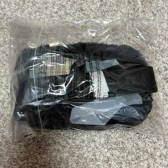 NWT Lululemon Plush Fleece Everywhere Belt Bag 1L in Black and Gold - Picture 6 of 13